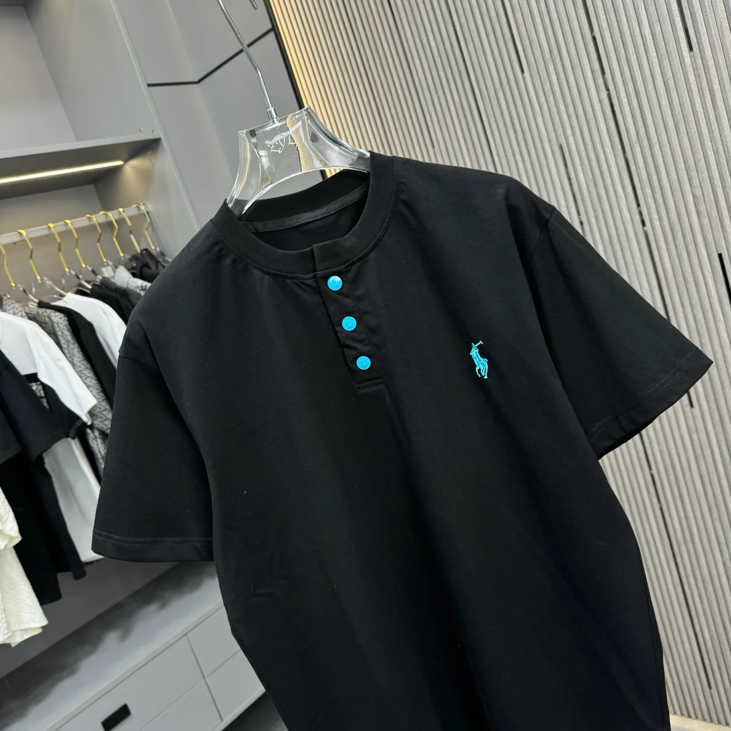 P190 POlO Ralph Lauren 25FW new spring and summer round neck T-shirt. It is made of heavy 320G double yarn combed cotton material. The upper body has a strong three-dimensional effect. It is embroidered with ten thousand needles embroidery patch ➕ ten thousand needles 🪡 embroidery process inkjet effect. ⚠️Washing method: The fabric is only dry-cleaned or wrapped in a laundry bag. Quick machine wash in cold water on the reverse side, let dry and then iron at medium temperature! Avoid vigorously wringing and machine washing from the front!  Size: S M L XL XXL Color: Black, White